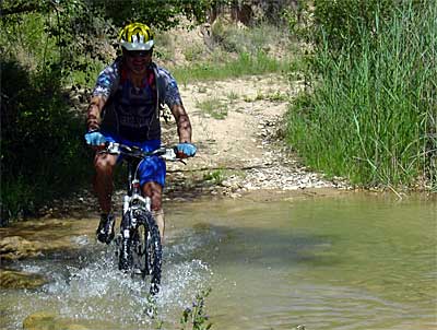 Cruzando el Alcanadre