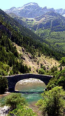 Puente romÃ¡nico de San Nicolas de Bujaruelo y camino de Gavarnie.