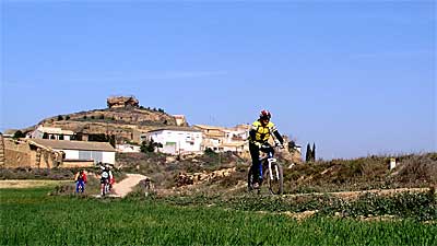 PanorÃ¡mica del llano con los torrollones de Alberuela al fondo.